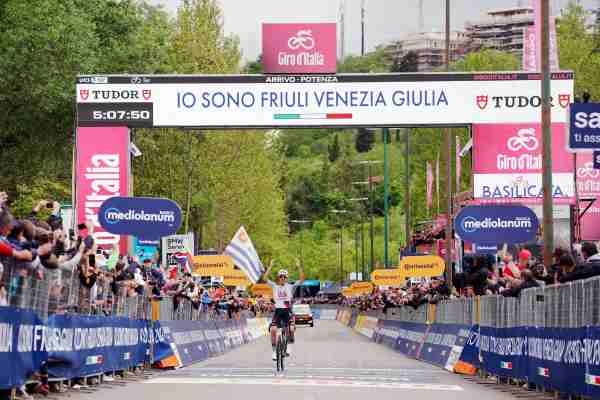SPORT - Giro d'Italia: Arrieta vince la quinta tappa, Eulalio in maglia rosa