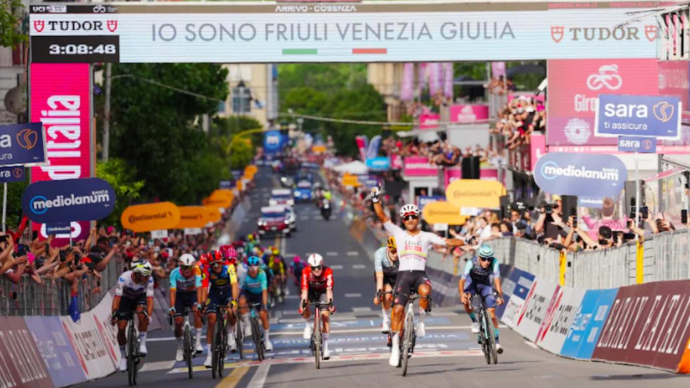 SPORT - Giro d'Italia: Narvaez vince a Cosenza, Ciccone nuova maglia rosa