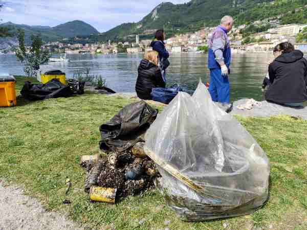 ATTUALITÀ - Fondali Puliti: 50 volontari puliscono le acque del lago d'Iseo