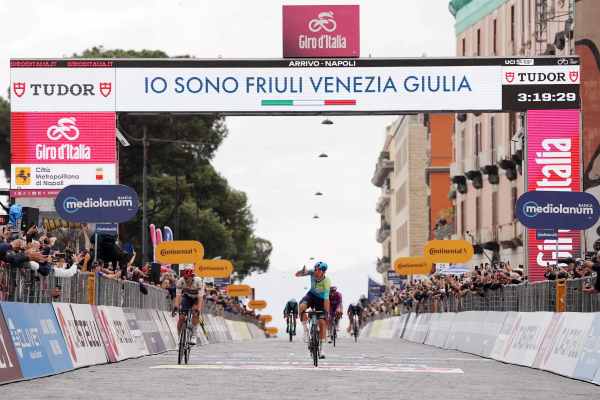 SPORT - Giro d'Italia: a Napoli la prima vittoria di Davide Ballerini
