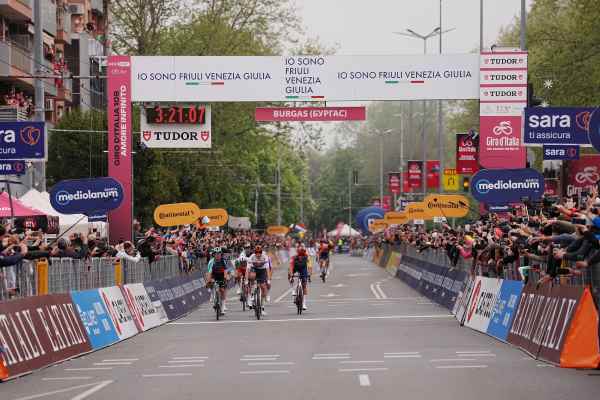 SPORT - Ciclismo, Paul Magnier vince la prima tappa del Giro d'Italia