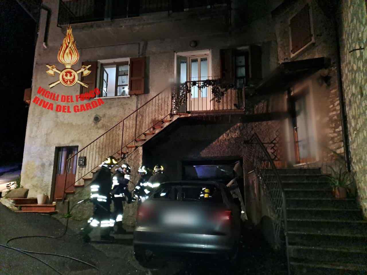 CRONACA - Auto in fiamme, intervento notturno a Pieve di Tremosine