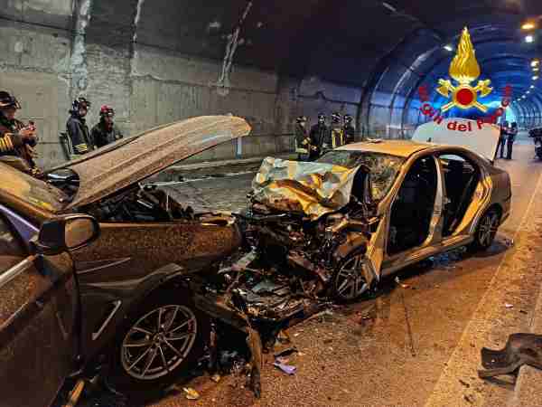 VALLE CAMONICA - Breno: scontro frontale in galleria sulla statale 42, due morti