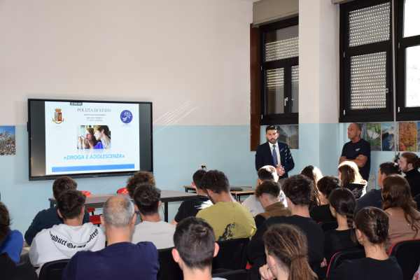 CRONACA - Sondrio, incontro della Squadra Mobile con gli studenti