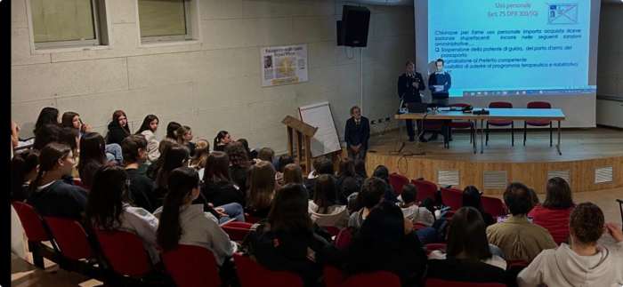 ATTUALITÀ - I carabinieri incontrano gli studenti: confronto su dipendenze e bullismo