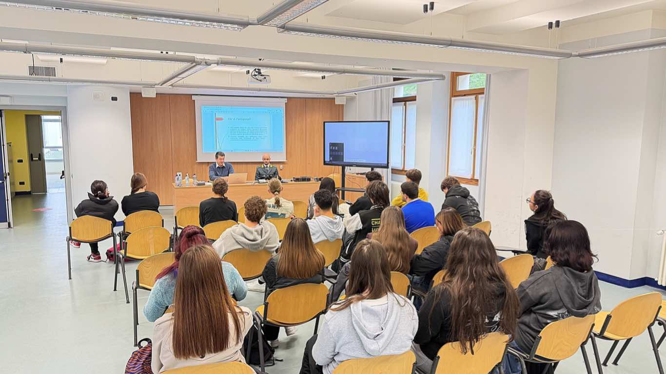 VALTELLINA - Guardia di Finanza e Confartigianato Imprese Sondrio nelle scuole superiori