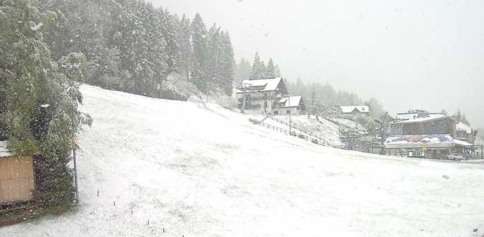 METEO - Le neve imbianca a Ponte di Legno e le località alpine   