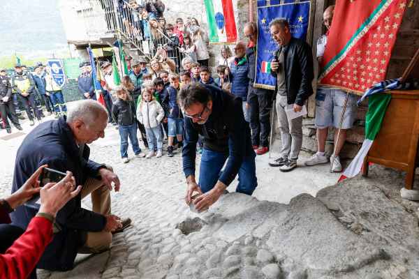VALLE CAMONICA - Sonico ha ricordato Giacomo Mottinelli: posata la pietra d'inciampo