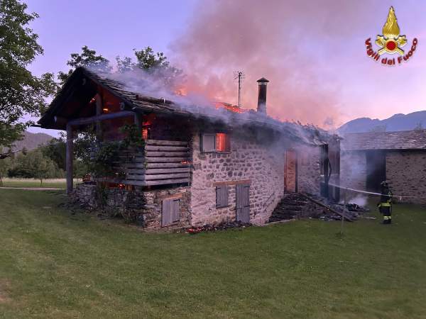 CRONACA - Incendio distrugge baita a Ponte di Valtellina