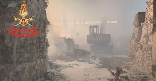 CRONACA - Devastante incendio nell'area della Ralacarta a Riva del Garda 