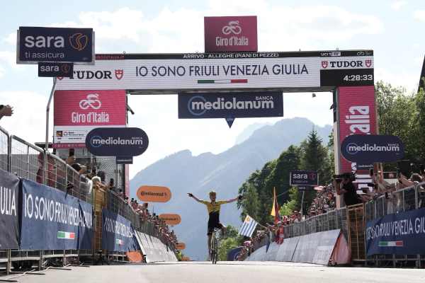 SPORT - Giro d'Italia, Alleghe: Kuss vince il tappone montano