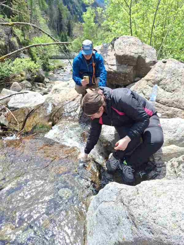 VALLE CAMONICA - Gli studenti del Meneghini alla sorgente del Salarno