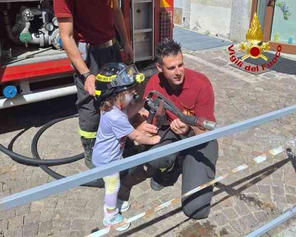 ATTUALITÀ - Visita dei vigili del fuoco di Vezza d’Oglio all’asilo del paese