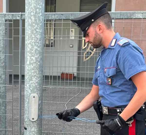 VALLE CAMONICA - Cerveno, allaccia in suo capannone al palo Enel, nei guai 48enne