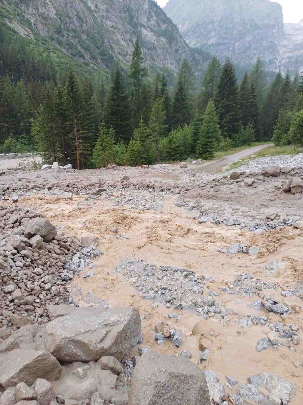 CAMPIGLIO - Improvviso temporale a Strembo, frana di grandi dimensioni in Val Dosson