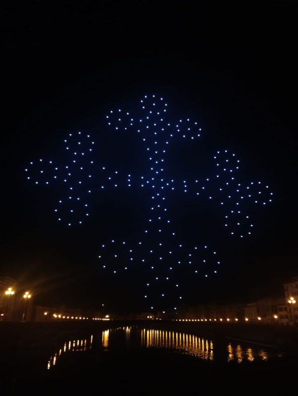 SEBINO - I droni illuminano il cielo di Monte Isola: storico spettacolo sul Lago d'Iseo 