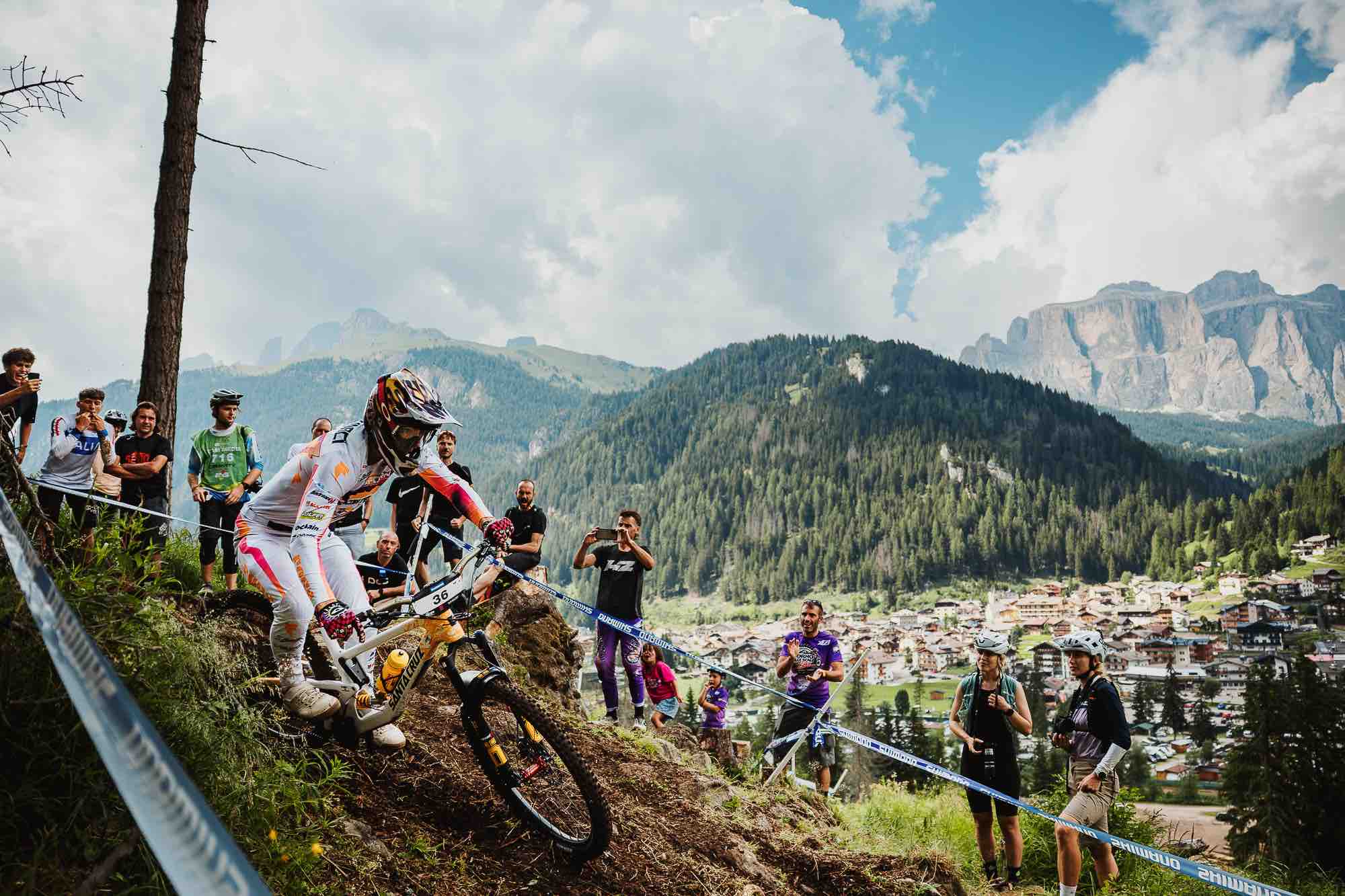 VAL DI FASSA - Mtb Enduro, Coppa del Mondo: Calonaci è in testa dopo il primo giorno a Canazei