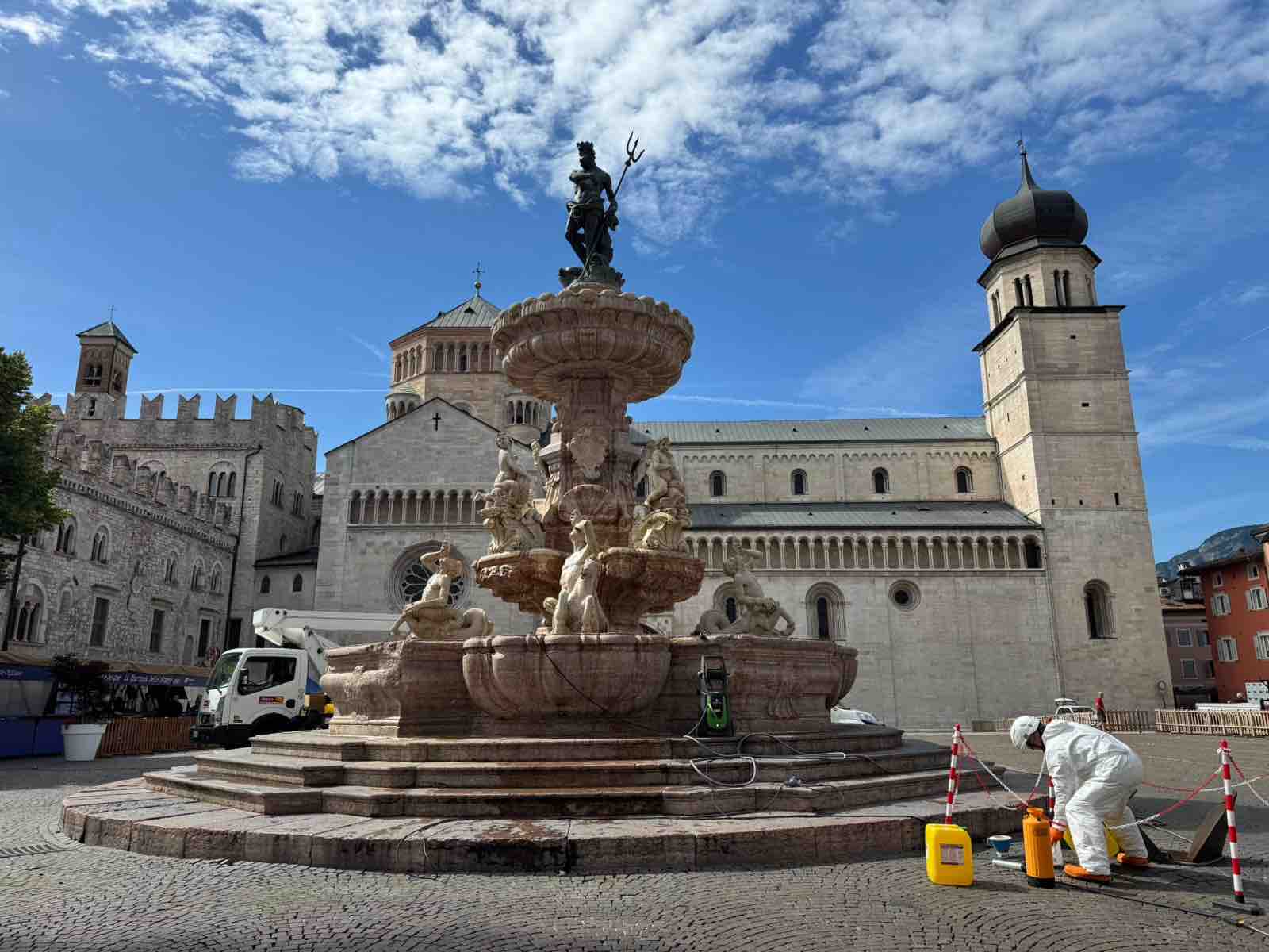 ATTUALITÀ - Trento: torna a splendere la fontana del Nettuno, conclusa la pulizia