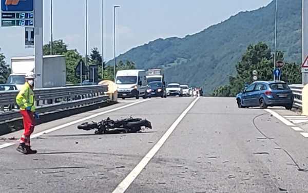 VALLE CAMONICA - Scontro tra auto e moto sulla statale 42, un ferito