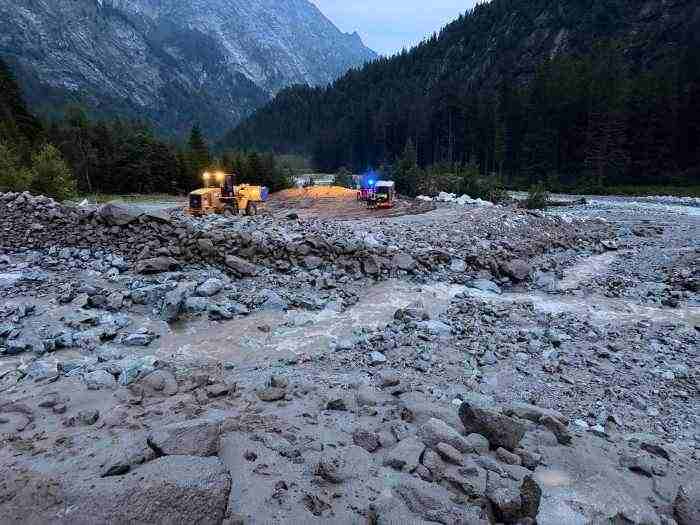 ATTUALITÀ - Val Genova: l’accesso resta chiuso, recuperati tutti i veicoli