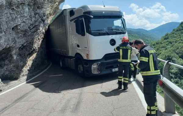 ALPE CIMBRA - Tir incastrato sulla statale 350 tra Calliano e Folgaria