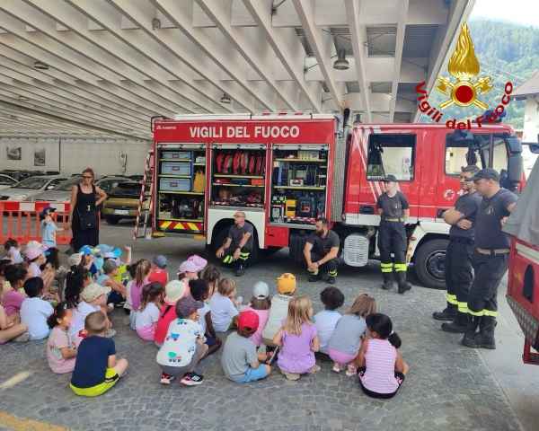 VALLE CAMONICA - I vigili del fuoco  di Edolo ha incontrato i bambini della scuola dell'Infanzia