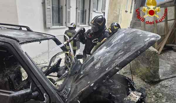 VALLE CAMONICA - Incendio di un'auto nel centro storico di Vione 