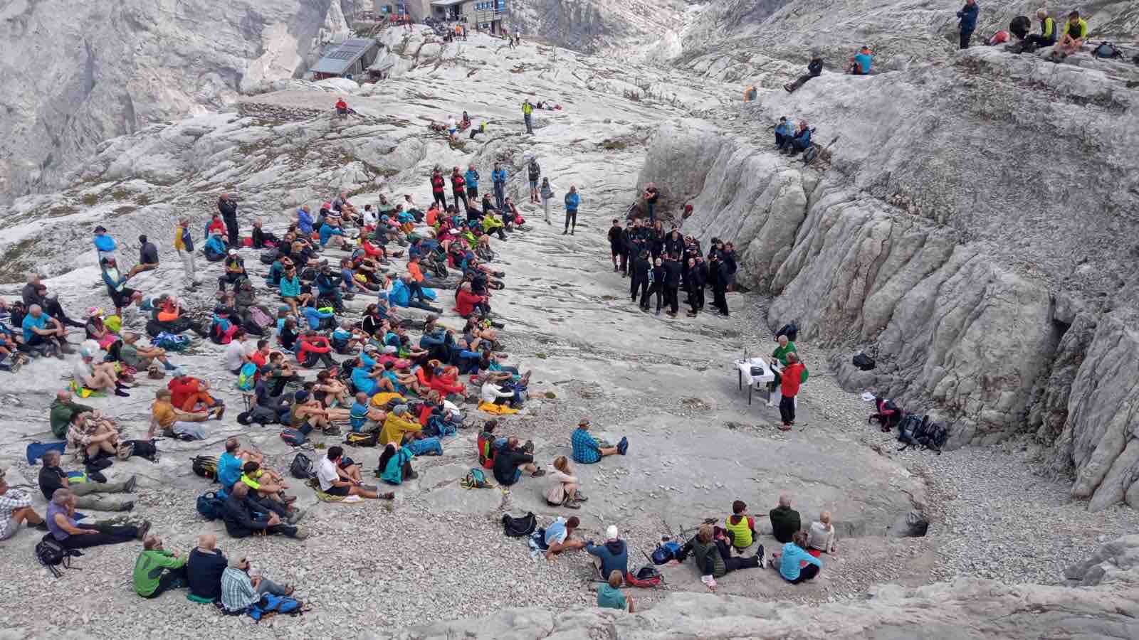 CAMPIGLIO - In 500 ai XII Apostoli con il Coro della Sosat per ricordare i Caduti della montagna