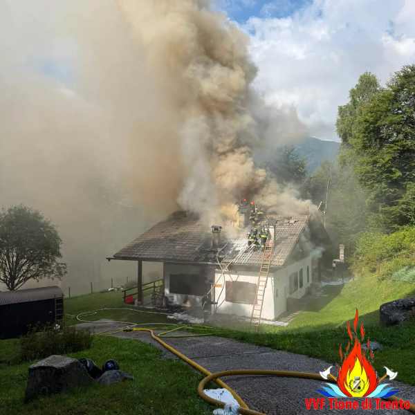 TRENTINO - Incendio distrugge una baita a Tione 