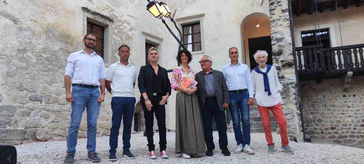 CULTURA - A Castel Belasi inaugurata la mostra "Ritmi interiori" di Angelo Redaelli