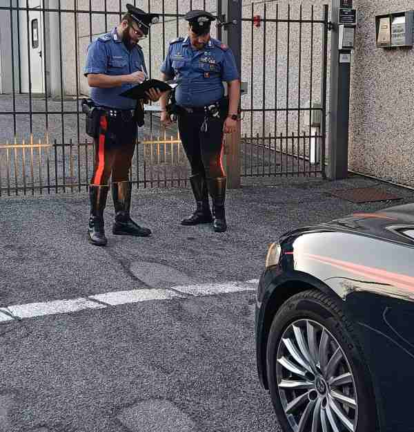 CRONACA - Accoltella due colleghi in un'azienda del Bresciano, arrestato 