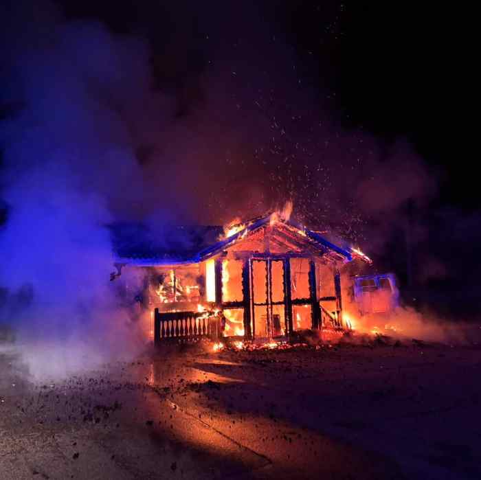 DIMARO - Incendio distrugge una struttura in legno vicino al ritiro del Napoli