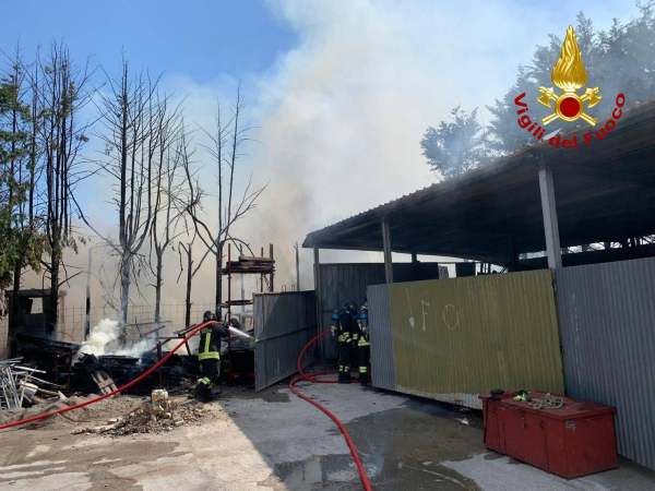 CRONACA - Incendio in un deposito di materiale edile a Desenzano