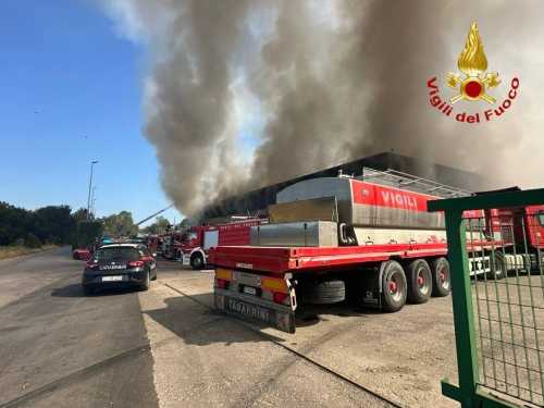 CRONACA - A Lonato devastante incendio in un capannone industriale