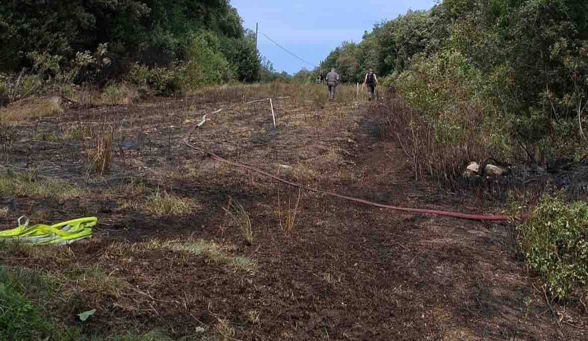 TRENTINO - Incendio nei pressi del Lago di Toblino, in corso le operazioni di spegnimento