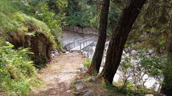 VALLE CAMONICA - Ricostruita la passerella sul torrente Palobbia a Braone