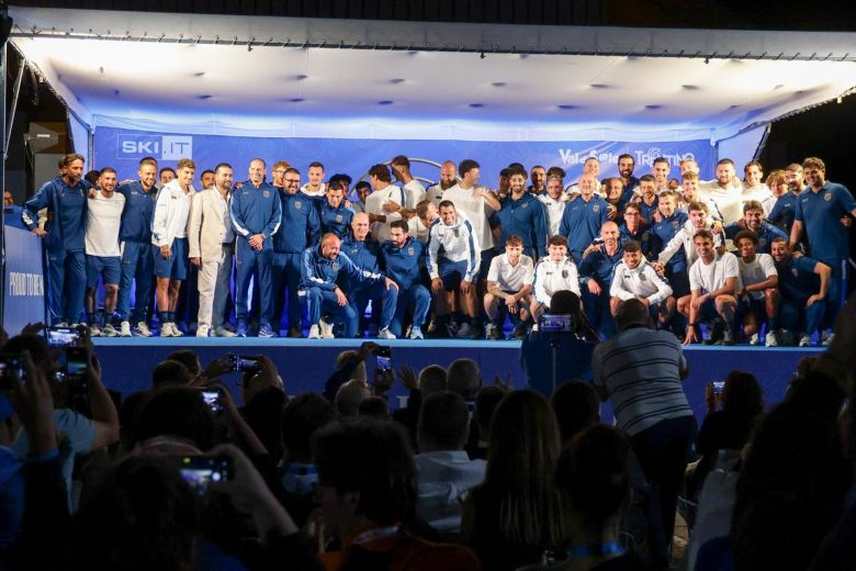 SPORT - Dimaro: l'abbraccio dei tifosi ai giocatori del Napoli e a mister Allegri