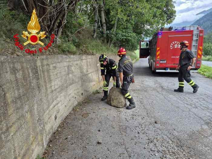 VALLE CAMONICA - Massi cadono sulla strada in località Cortaiolo di Vione