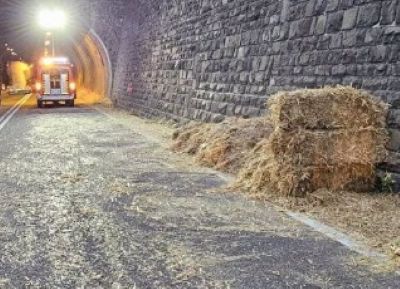 CRONACA - Camion perde carico balle di fieno sulla strada a Tenna, traffico in titl 