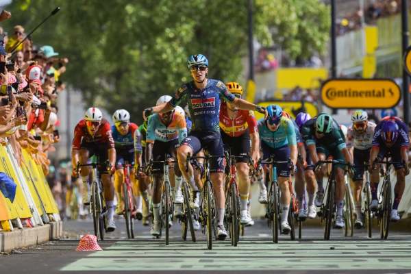 SPORT - Tour de France: Tim Merlier vince in volata la settima tappa
