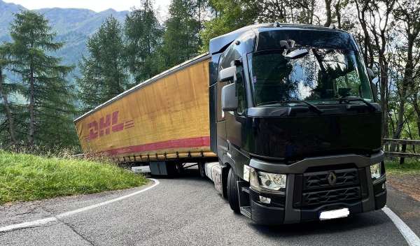 PONTE DI LEGNO - Tradito da navigatore, Tir incastrato sulla statale del Gavia