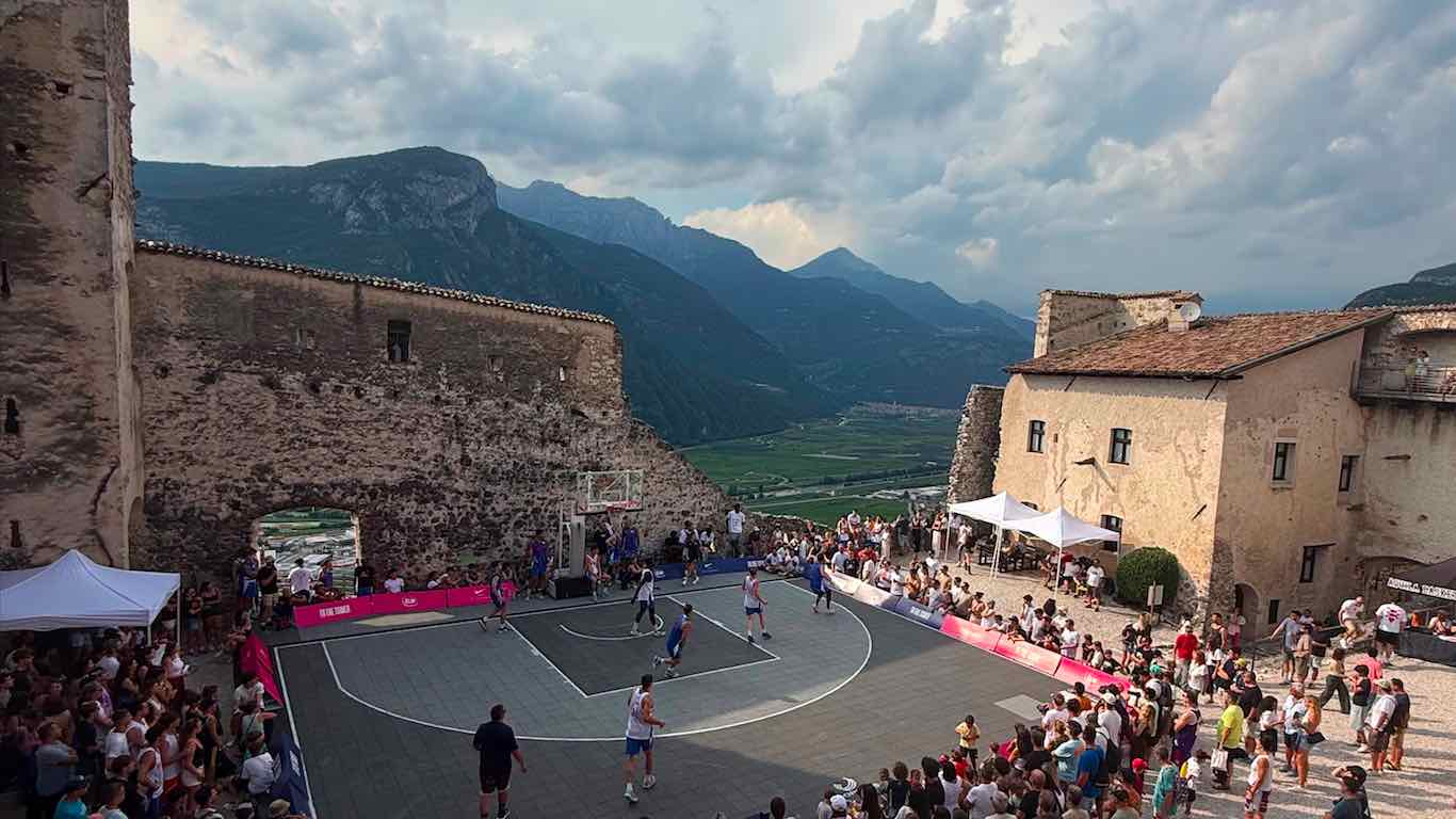 SPORT - Basket, To The Tower è un successo: Castel Beseno fa il pieno d'energia