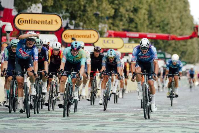 SPORT - Tour de France, Van der Poel da brividi nella 21a tappa di Parigi 