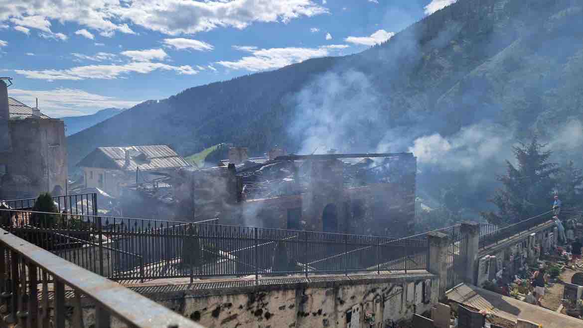 TONALE - Vermiglio, al via verifiche strutturali e messa in sicurezza dopo il devastante incendio