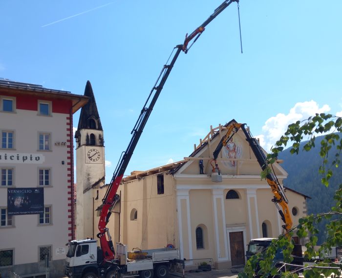 ATTUALITÀ - Incendio a Fraviano di Vermiglio: lavori sul tetto della chiesa