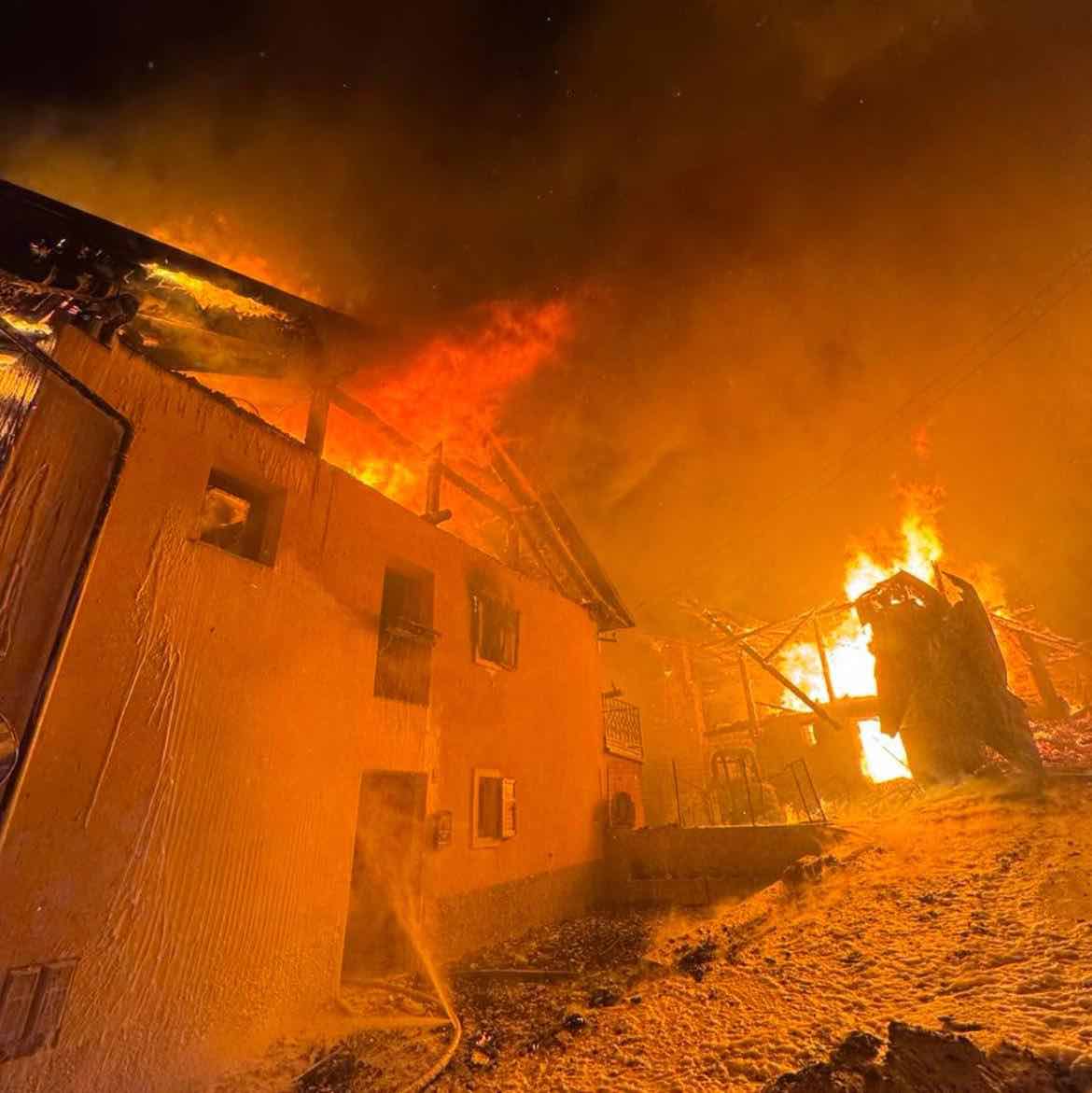 VAL DI SOLE E NON - Fraviano di Vermiglio, incendio nella notte:  coinvolti tre fienili e la chiesa, quattro sfollati