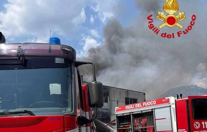 VALLE CAMONICA - Incendio a Pian Camuno, ordinanza del sindaco: "Tenere porte e finestre chiuse"