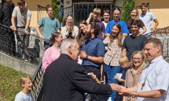 ATTUALITÀ - Venticinque giovani ucraini incontrano l’arcivescovo Lauro 