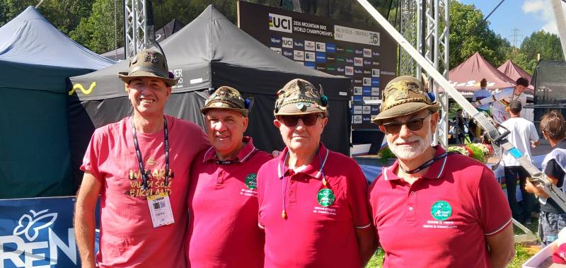 VAL DI SOLE E NON - Mondiali MTB: l'alzabandiera degli alpini prima delle premiazioni