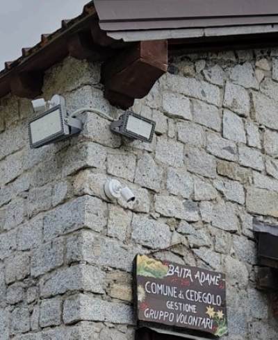 VALLE CAMONICA - Rimosso l'impianto di illuminazione esterna installato al rifugio Baita Adamè